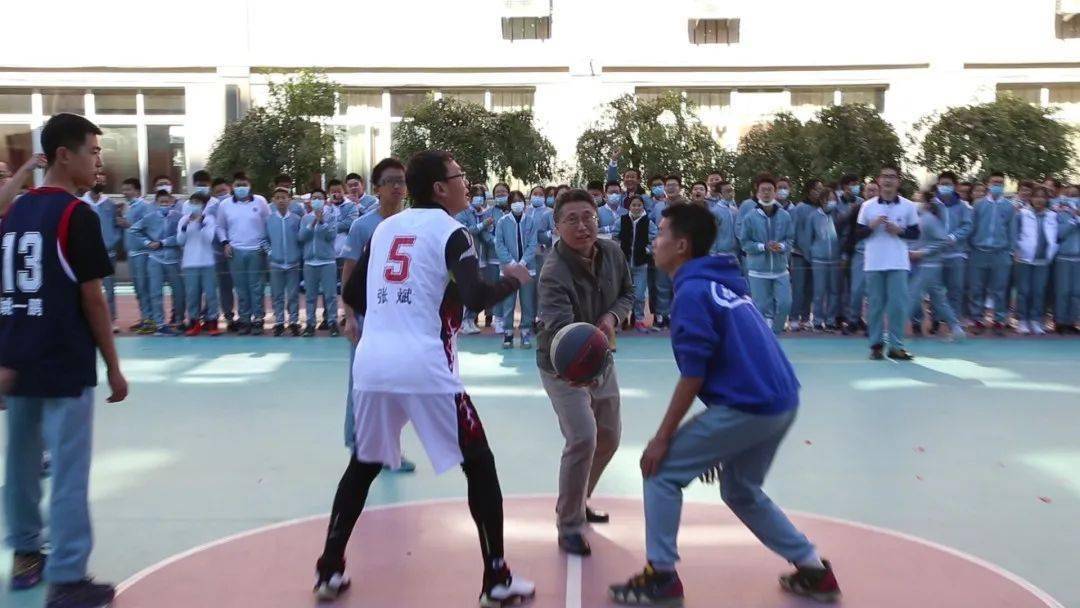 中学生篮球裁判解说视频_初中篮球比赛裁判规则图片_裁判篮球规则及手势