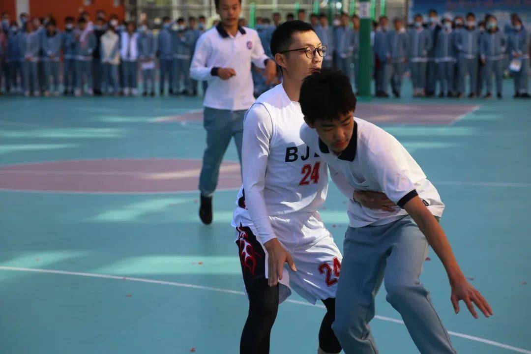 中学生篮球裁判解说视频_裁判篮球规则及手势_初中篮球比赛裁判规则图片