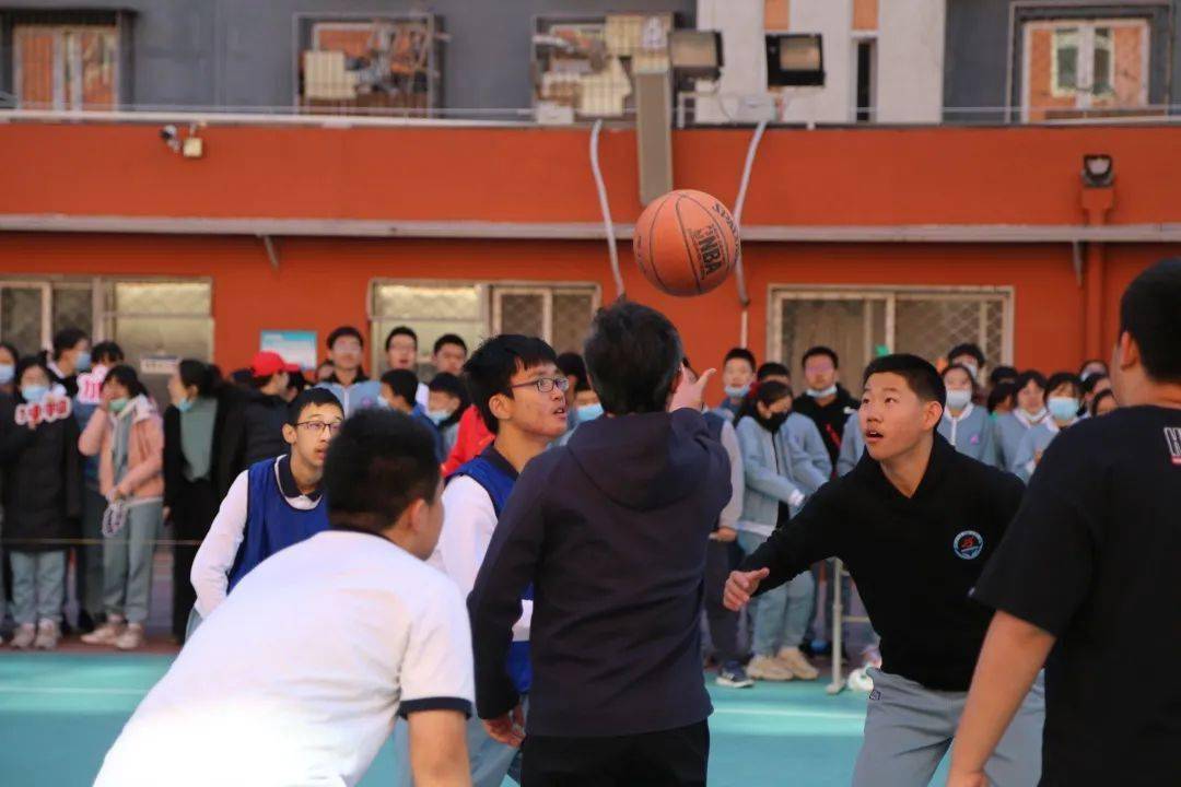 裁判篮球规则及手势_初中篮球比赛裁判规则图片_中学生篮球裁判解说视频