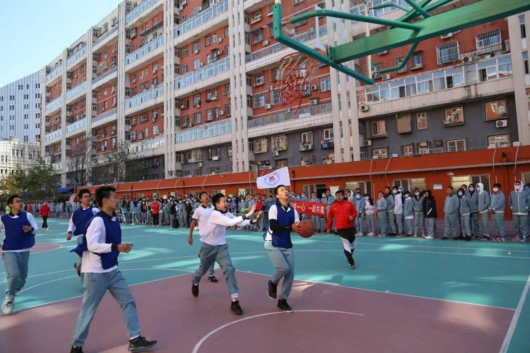 初中篮球比赛裁判规则图片_裁判篮球规则及手势_中学生篮球裁判解说视频