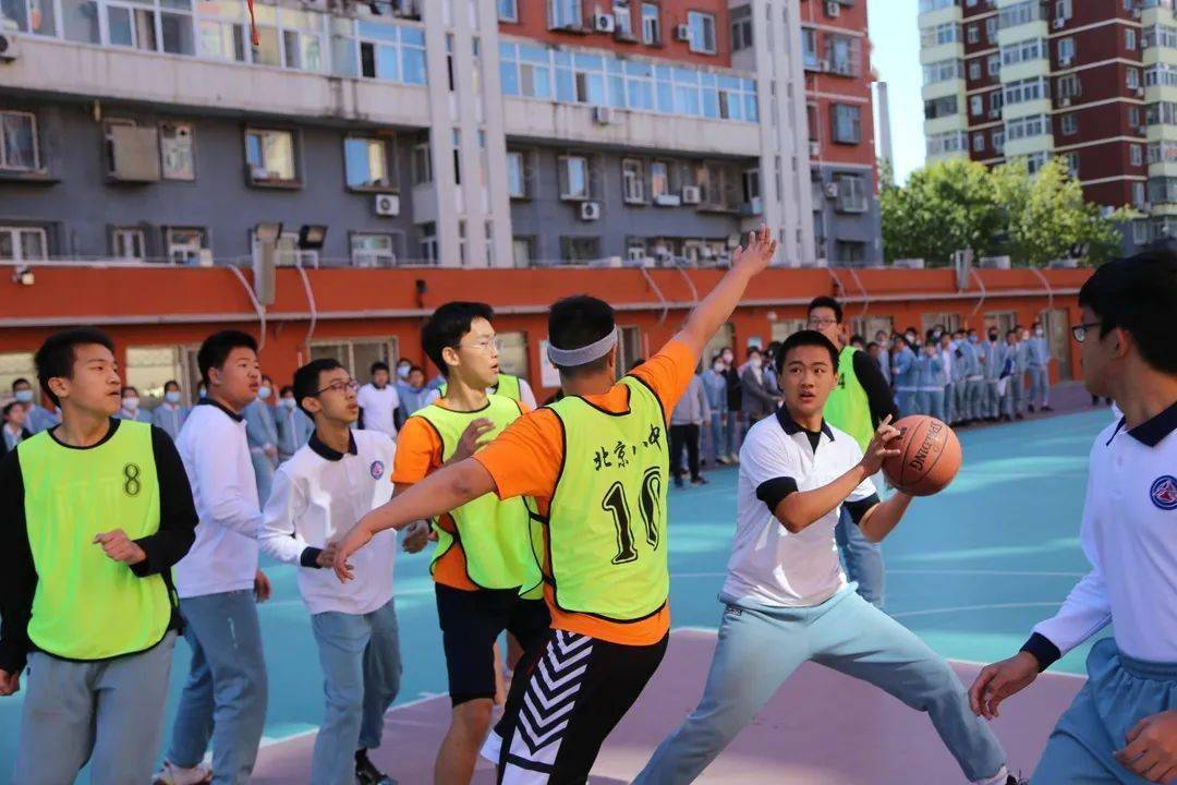 初中篮球比赛裁判规则图片_中学生篮球裁判解说视频_裁判篮球规则及手势
