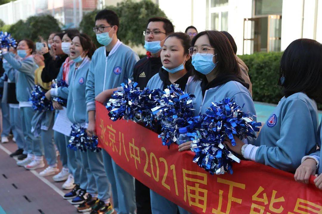 裁判篮球规则及手势_中学生篮球裁判解说视频_初中篮球比赛裁判规则图片