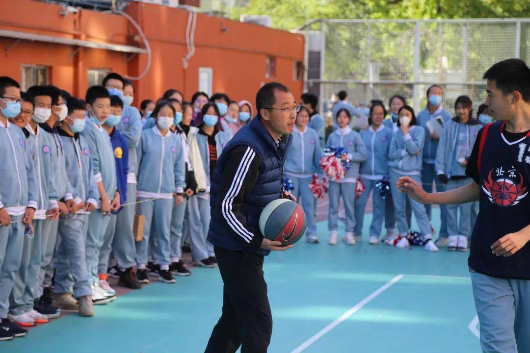 中学生篮球裁判解说视频_初中篮球比赛裁判规则图片_裁判篮球规则及手势