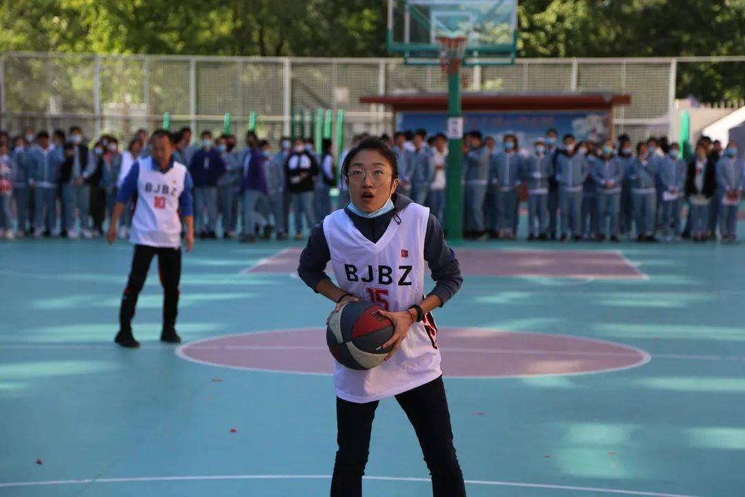 裁判篮球规则及手势_中学生篮球裁判解说视频_初中篮球比赛裁判规则图片
