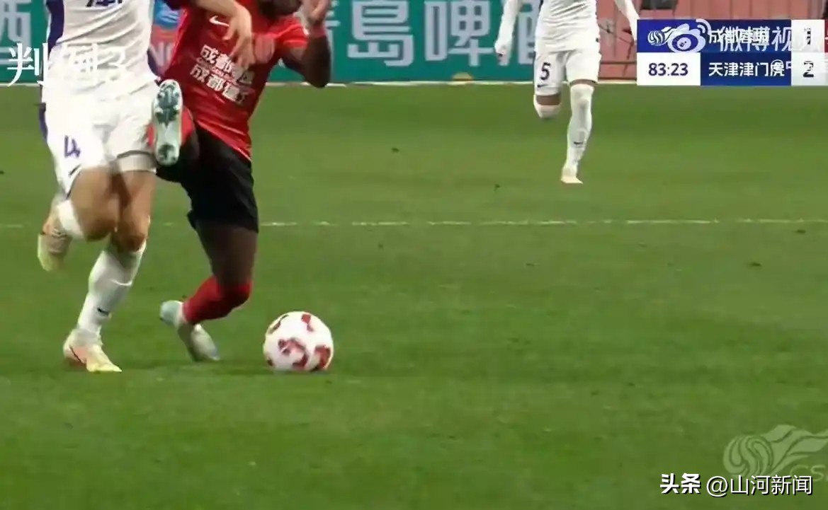 足球踩球算不算犯规规则_算踩足球规则球犯规吗_足球踩球是什么意思