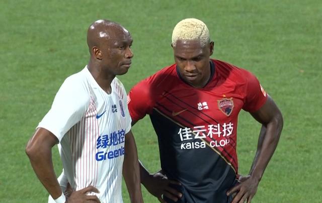 足球踩球算不算犯规规则_足球踩球犯规吗_足球踩球