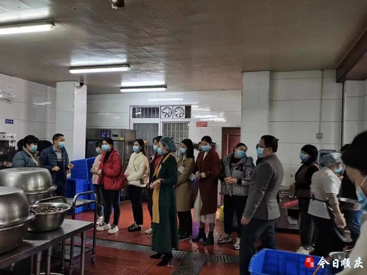 南充五中2023秋季食堂开放日：家长零距离参观后厨，共护学子健康饮食